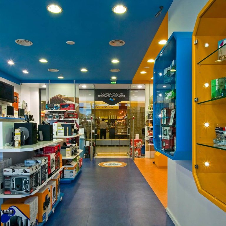 lógica2-projetos-e-construções-obra-remodelação-loja-chip7-campus-sao-joao-porto